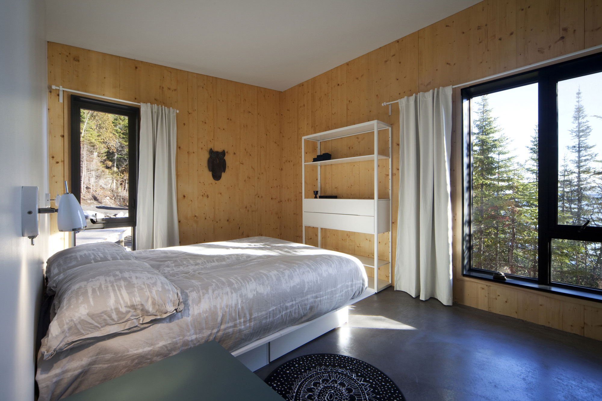 A Striking and Bright Modern Home Perched on the Rocks in Saint-Siméon, Quebec by Architecture Casa (14)