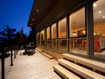 A Striking and Bright Modern Home Perched on the Rocks in Saint-Siméon, Quebec by Architecture Casa (15)