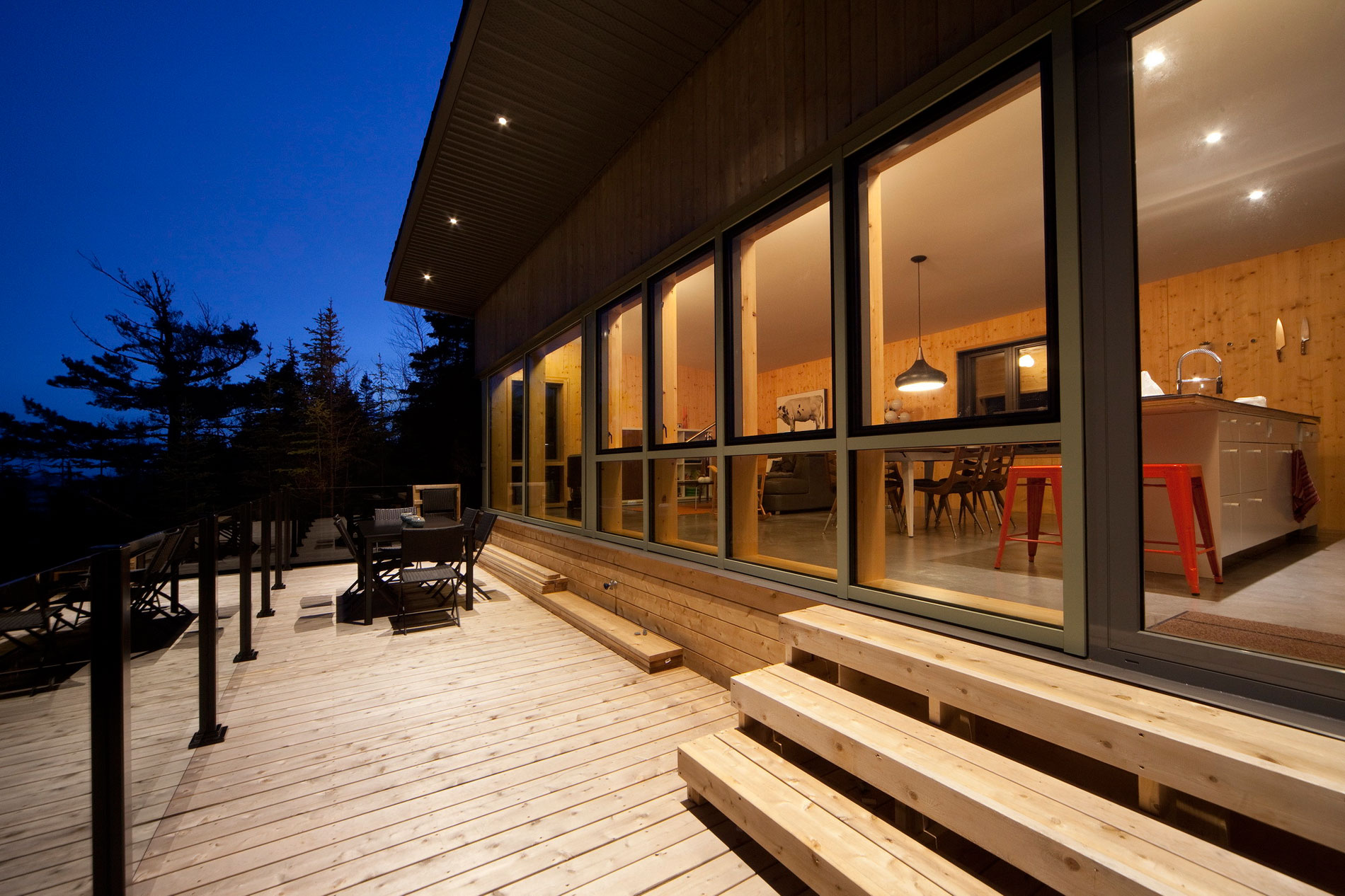 A Striking and Bright Modern Home Perched on the Rocks in Saint-Siméon, Quebec by Architecture Casa (15)