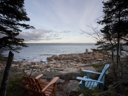 A Striking and Bright Modern Home Perched on the Rocks in Saint-Siméon, Quebec by Architecture Casa (16)