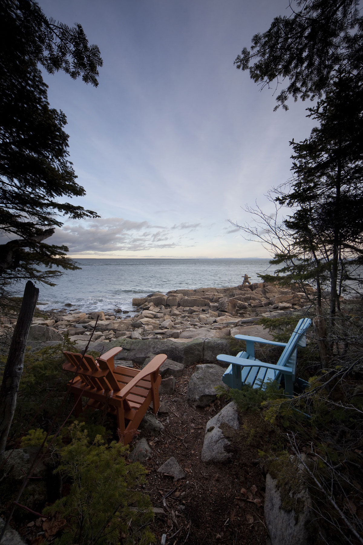 A Striking and Bright Modern Home Perched on the Rocks in Saint-Siméon, Quebec by Architecture Casa (16)