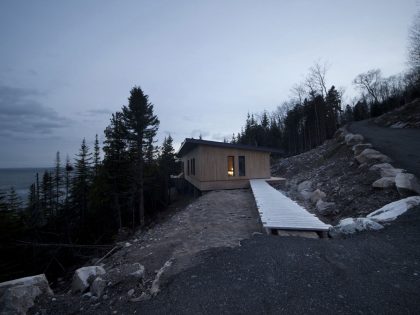 A Striking and Bright Modern Home Perched on the Rocks in Saint-Siméon, Quebec by Architecture Casa (17)