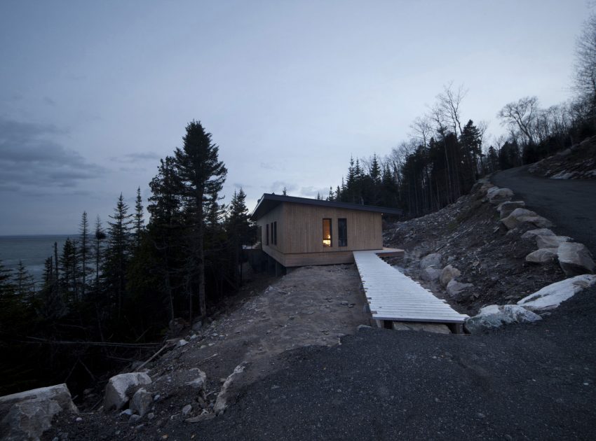 A Striking and Bright Modern Home Perched on the Rocks in Saint-Siméon, Quebec by Architecture Casa (17)