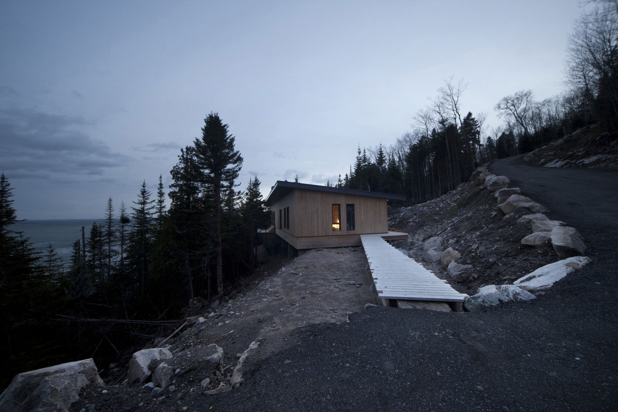 A Striking and Bright Modern Home Perched on the Rocks in Saint-Siméon, Quebec by Architecture Casa (17)