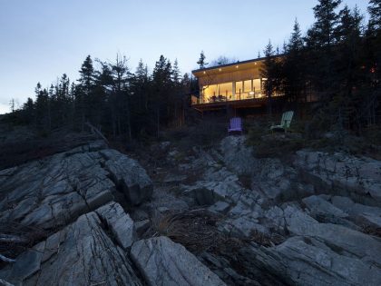 A Striking and Bright Modern Home Perched on the Rocks in Saint-Siméon, Quebec by Architecture Casa (18)