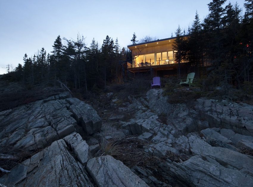 A Striking and Bright Modern Home Perched on the Rocks in Saint-Siméon, Quebec by Architecture Casa (18)