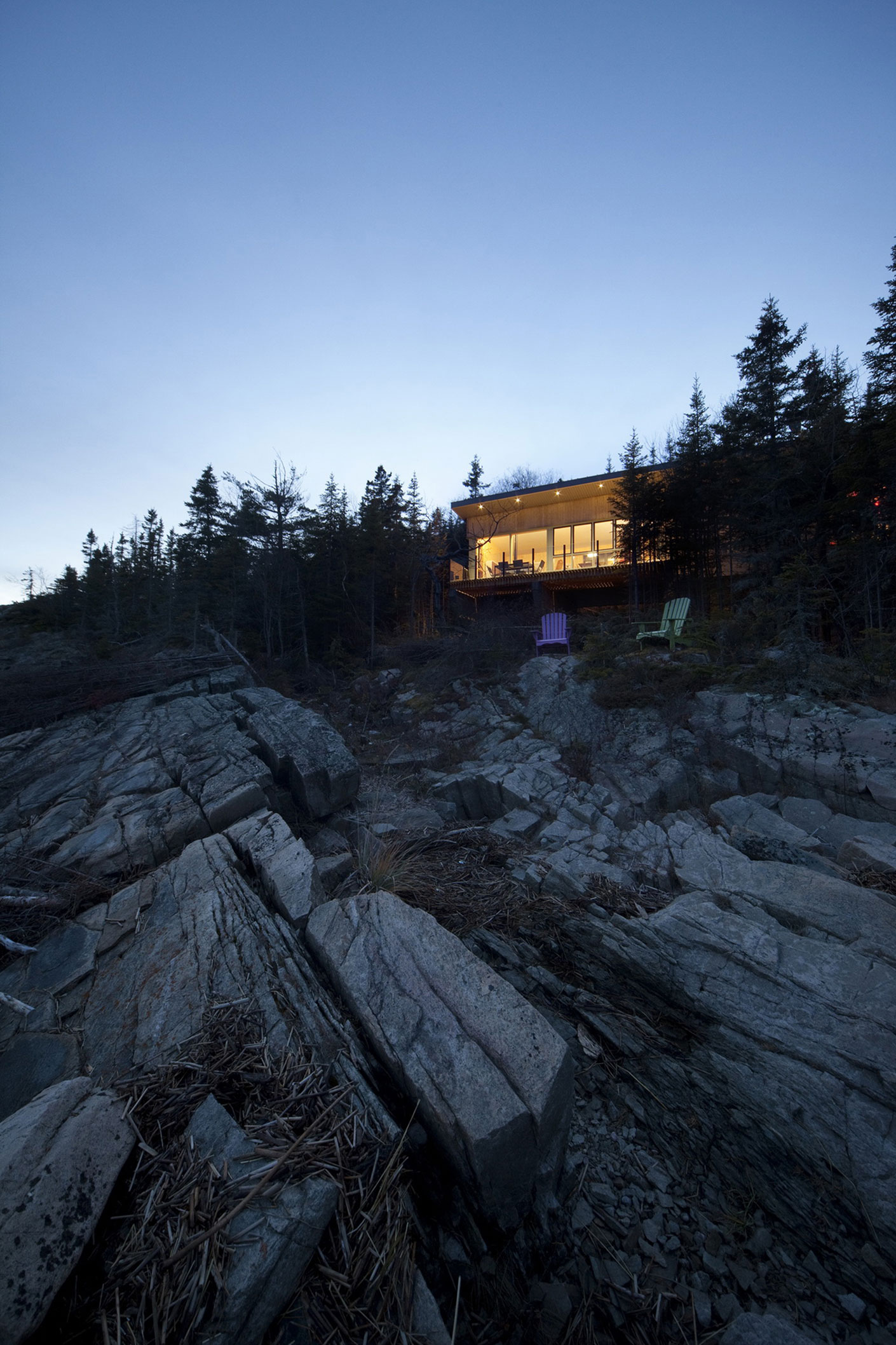 A Striking and Bright Modern Home Perched on the Rocks in Saint-Siméon, Quebec by Architecture Casa (18)