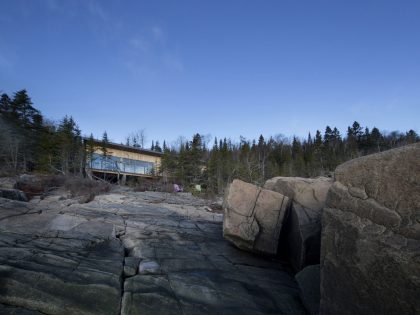 A Striking and Bright Modern Home Perched on the Rocks in Saint-Siméon, Quebec by Architecture Casa (2)