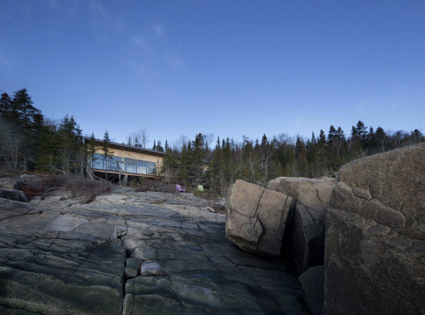 A Striking and Bright Modern Home Perched on the Rocks in Saint-Siméon, Quebec by Architecture Casa (2)