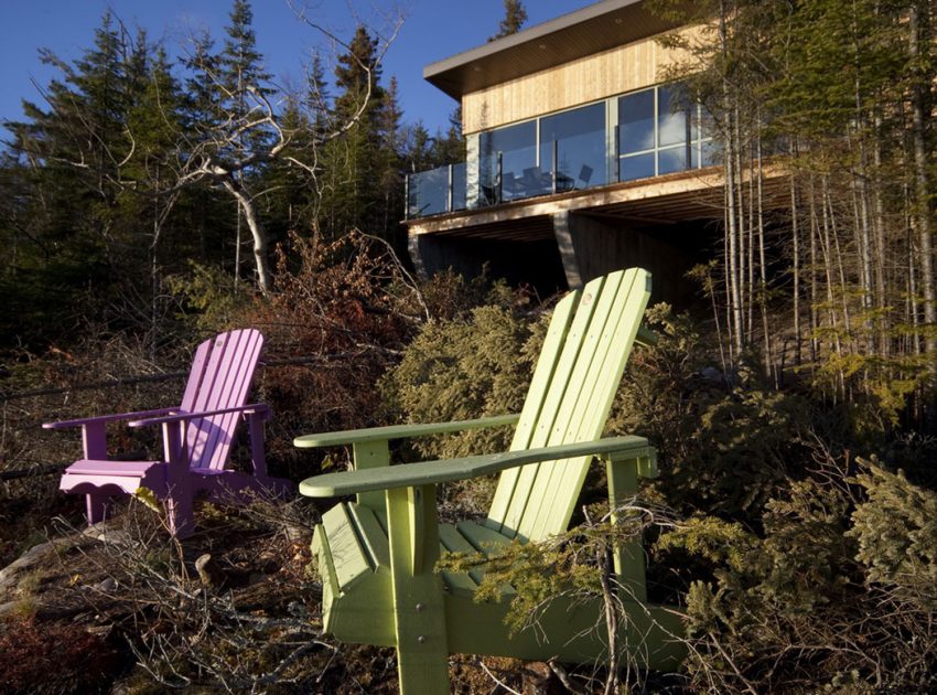 A Striking and Bright Modern Home Perched on the Rocks in Saint-Siméon, Quebec by Architecture Casa (3)