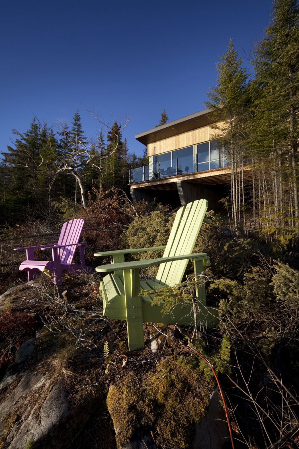 A Striking and Bright Modern Home Perched on the Rocks in Saint-Siméon, Quebec by Architecture Casa (3)