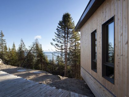 A Striking and Bright Modern Home Perched on the Rocks in Saint-Siméon, Quebec by Architecture Casa (4)