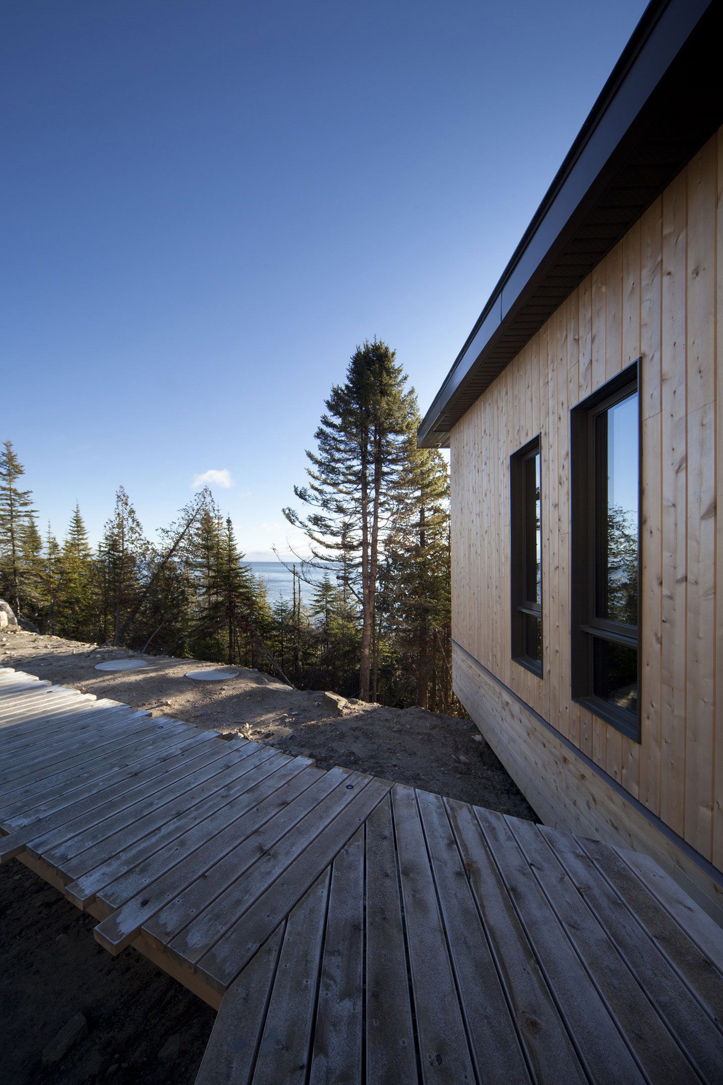 A Striking and Bright Modern Home Perched on the Rocks in Saint-Siméon, Quebec by Architecture Casa (4)