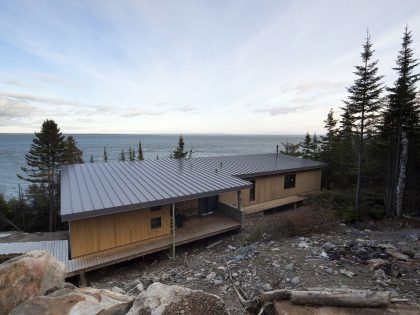 A Striking and Bright Modern Home Perched on the Rocks in Saint-Siméon, Quebec by Architecture Casa (5)