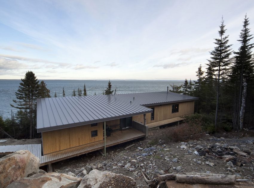 A Striking and Bright Modern Home Perched on the Rocks in Saint-Siméon, Quebec by Architecture Casa (5)