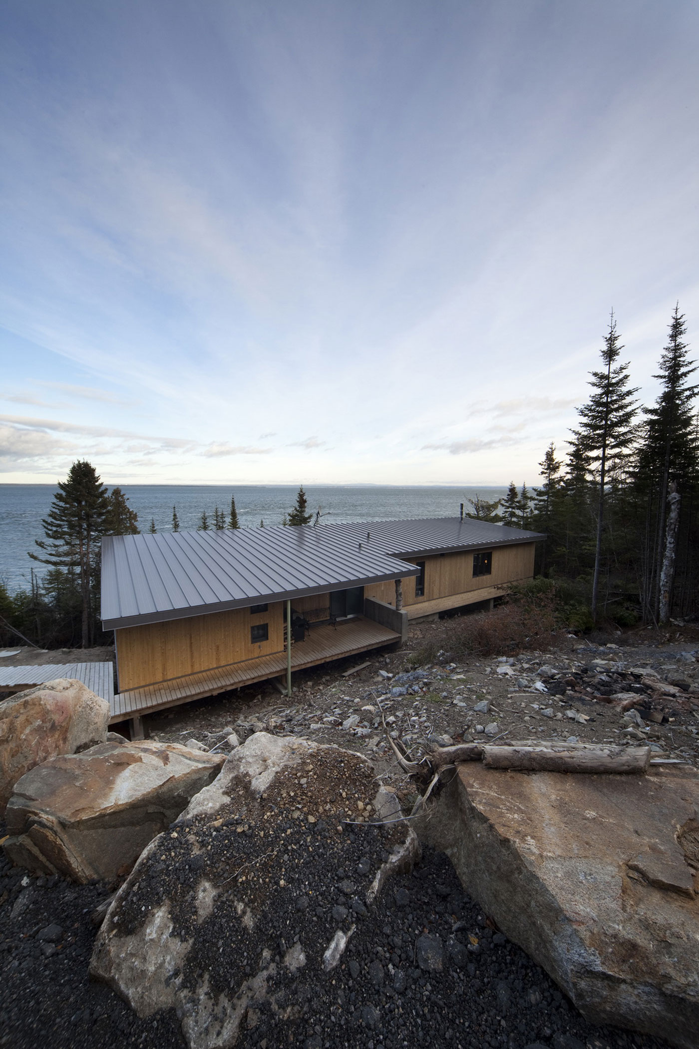 A Striking and Bright Modern Home Perched on the Rocks in Saint-Siméon, Quebec by Architecture Casa (5)