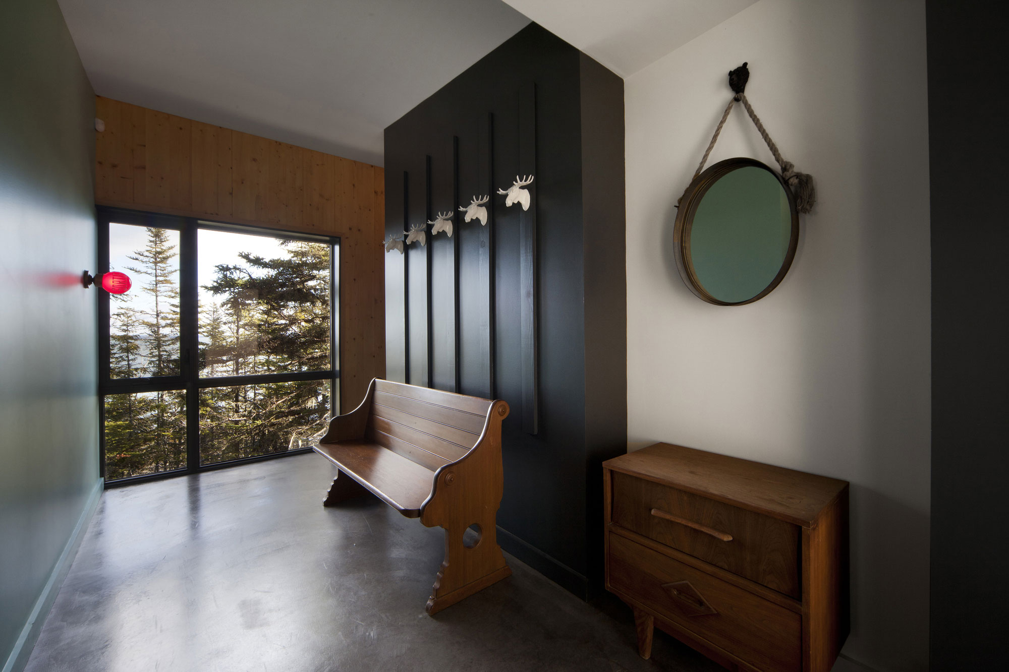 A Striking and Bright Modern Home Perched on the Rocks in Saint-Siméon, Quebec by Architecture Casa (6)