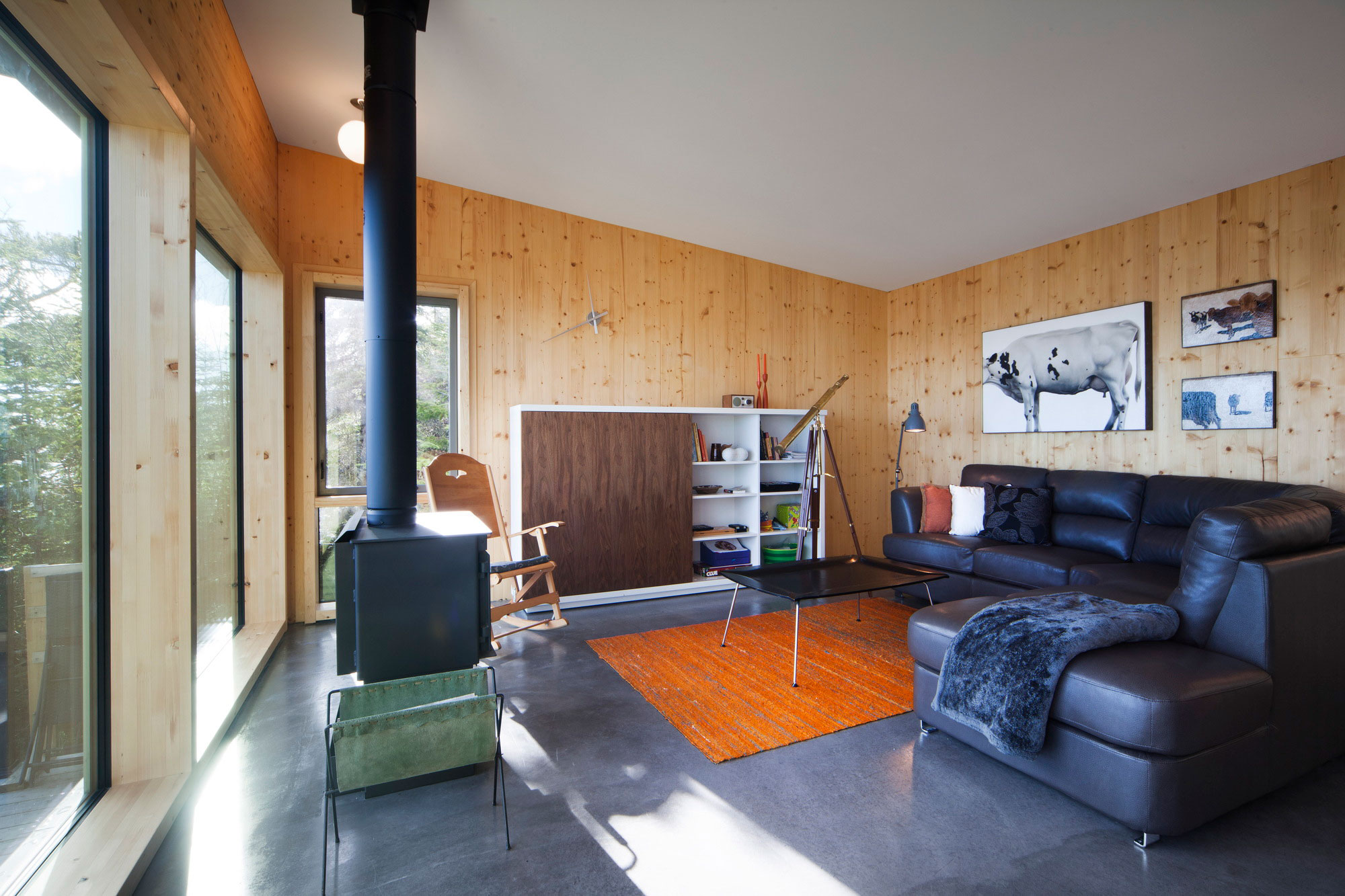 A Striking and Bright Modern Home Perched on the Rocks in Saint-Siméon, Quebec by Architecture Casa (7)