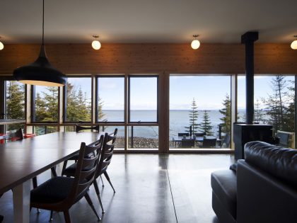 A Striking and Bright Modern Home Perched on the Rocks in Saint-Siméon, Quebec by Architecture Casa (8)