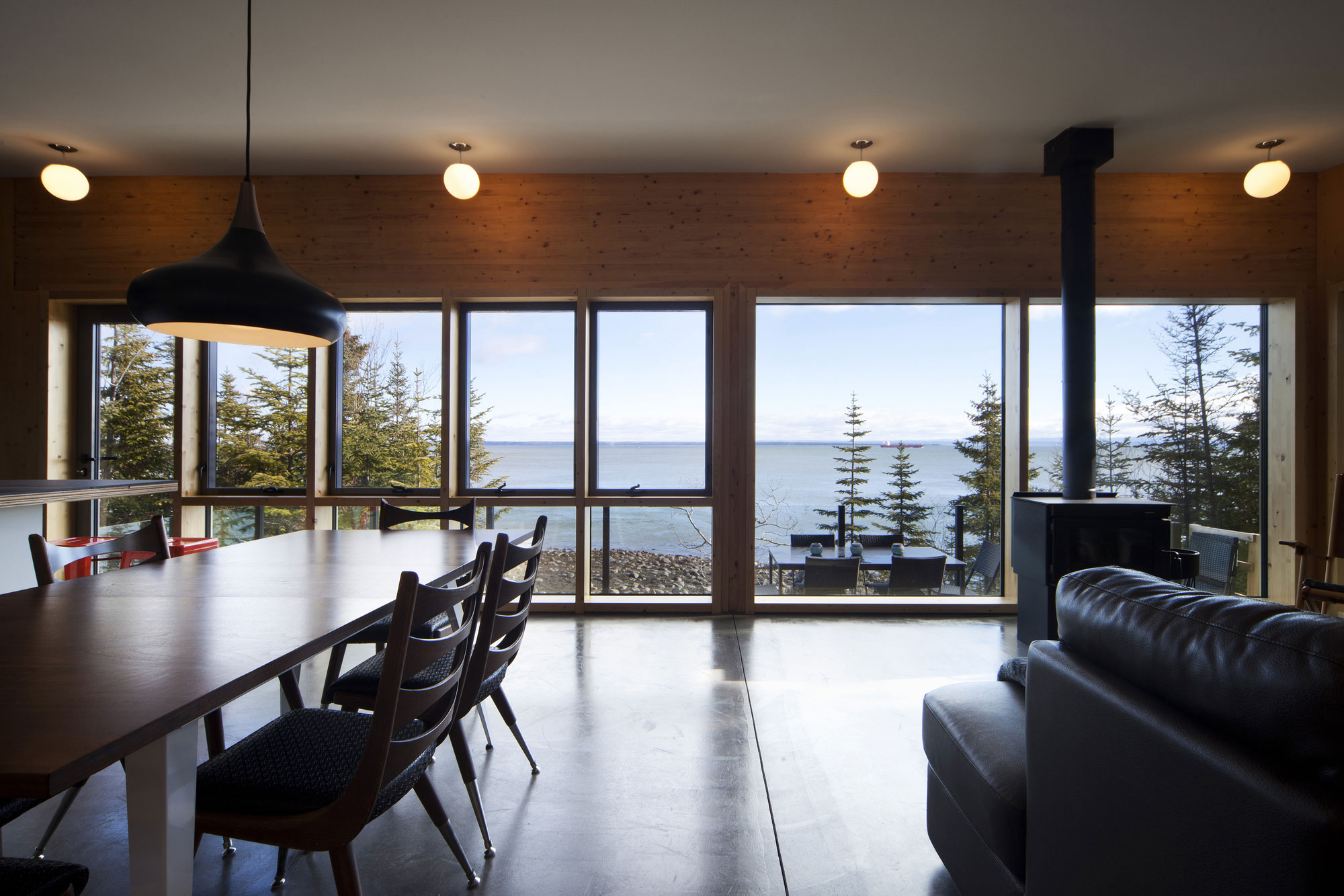 A Striking and Bright Modern Home Perched on the Rocks in Saint-Siméon, Quebec by Architecture Casa (8)
