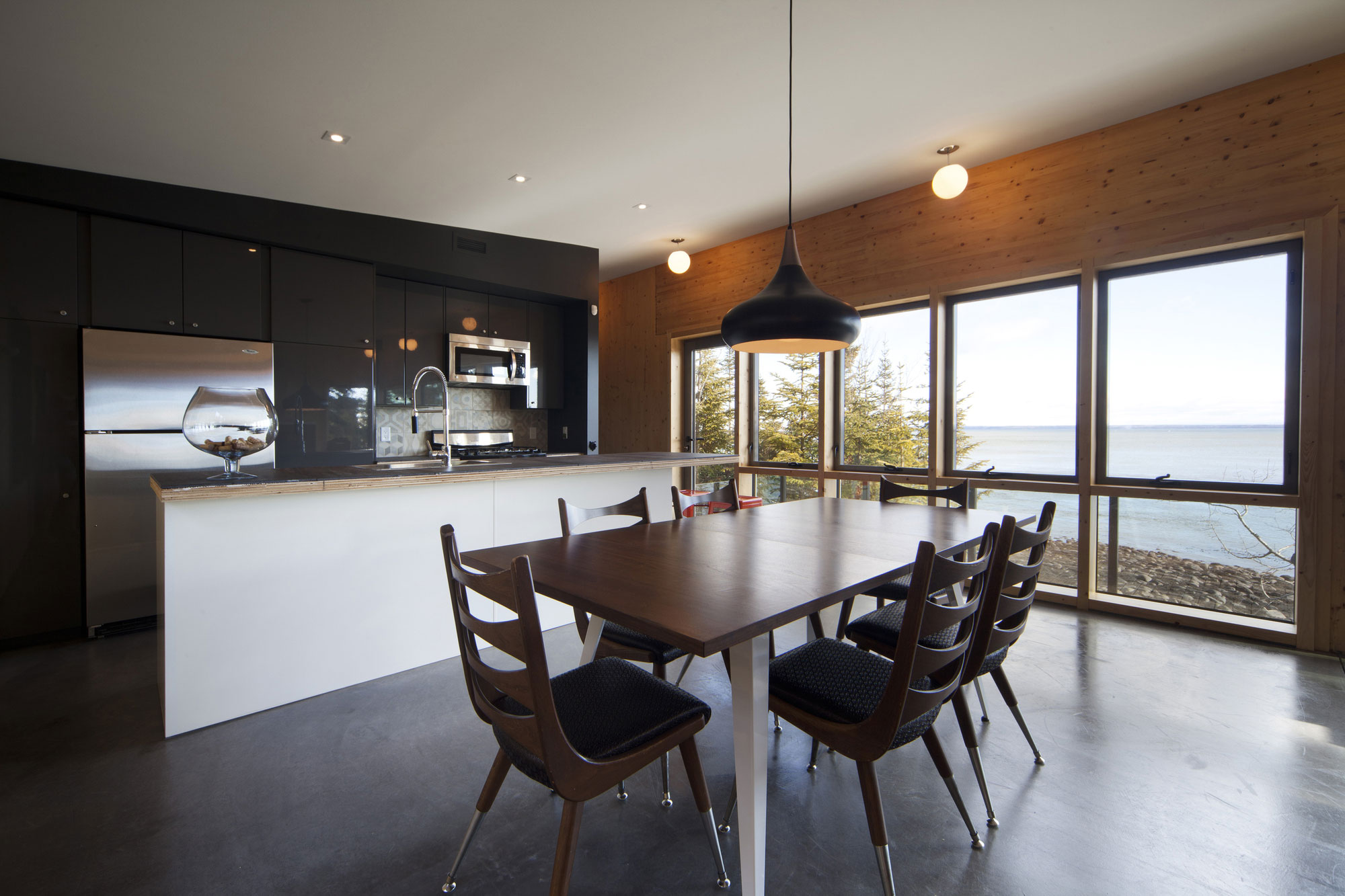 A Striking and Bright Modern Home Perched on the Rocks in Saint-Siméon, Quebec by Architecture Casa (9)