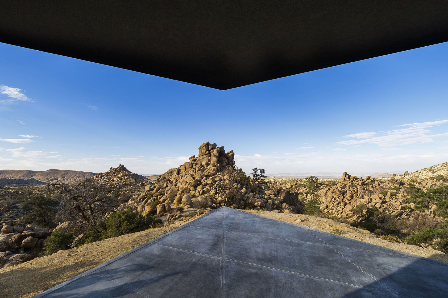 A Stunning Black Desert House with Stylish Interior and Exterior in Twentynine Palms by Oller & Pejic Architecture (10)