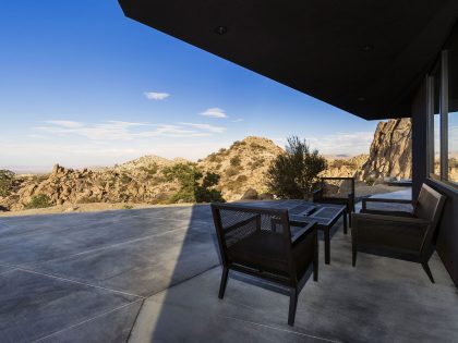 A Stunning Black Desert House with Stylish Interior and Exterior in Twentynine Palms by Oller & Pejic Architecture (11)