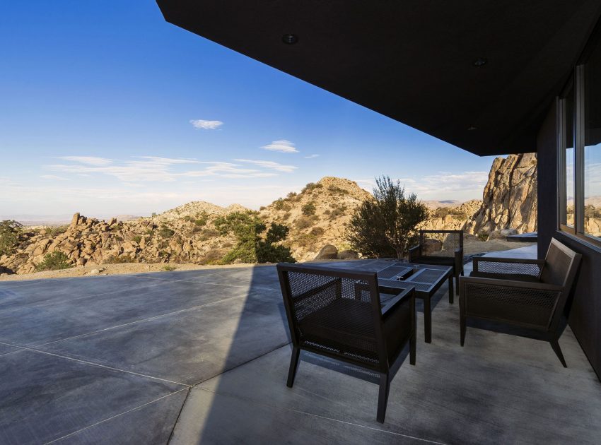 A Stunning Black Desert House with Stylish Interior and Exterior in Twentynine Palms by Oller & Pejic Architecture (11)