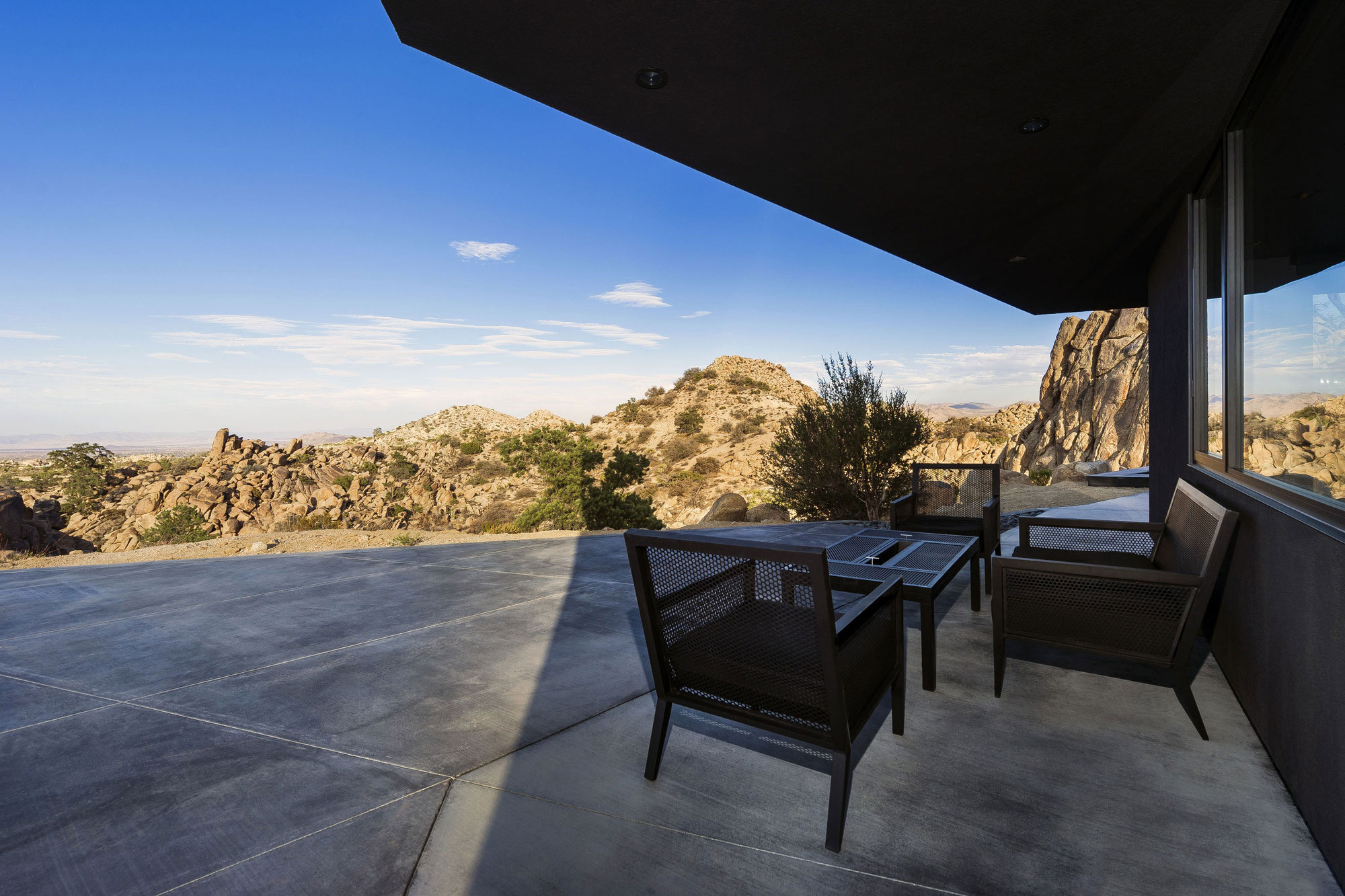 A Stunning Black Desert House with Stylish Interior and Exterior in Twentynine Palms by Oller & Pejic Architecture (11)