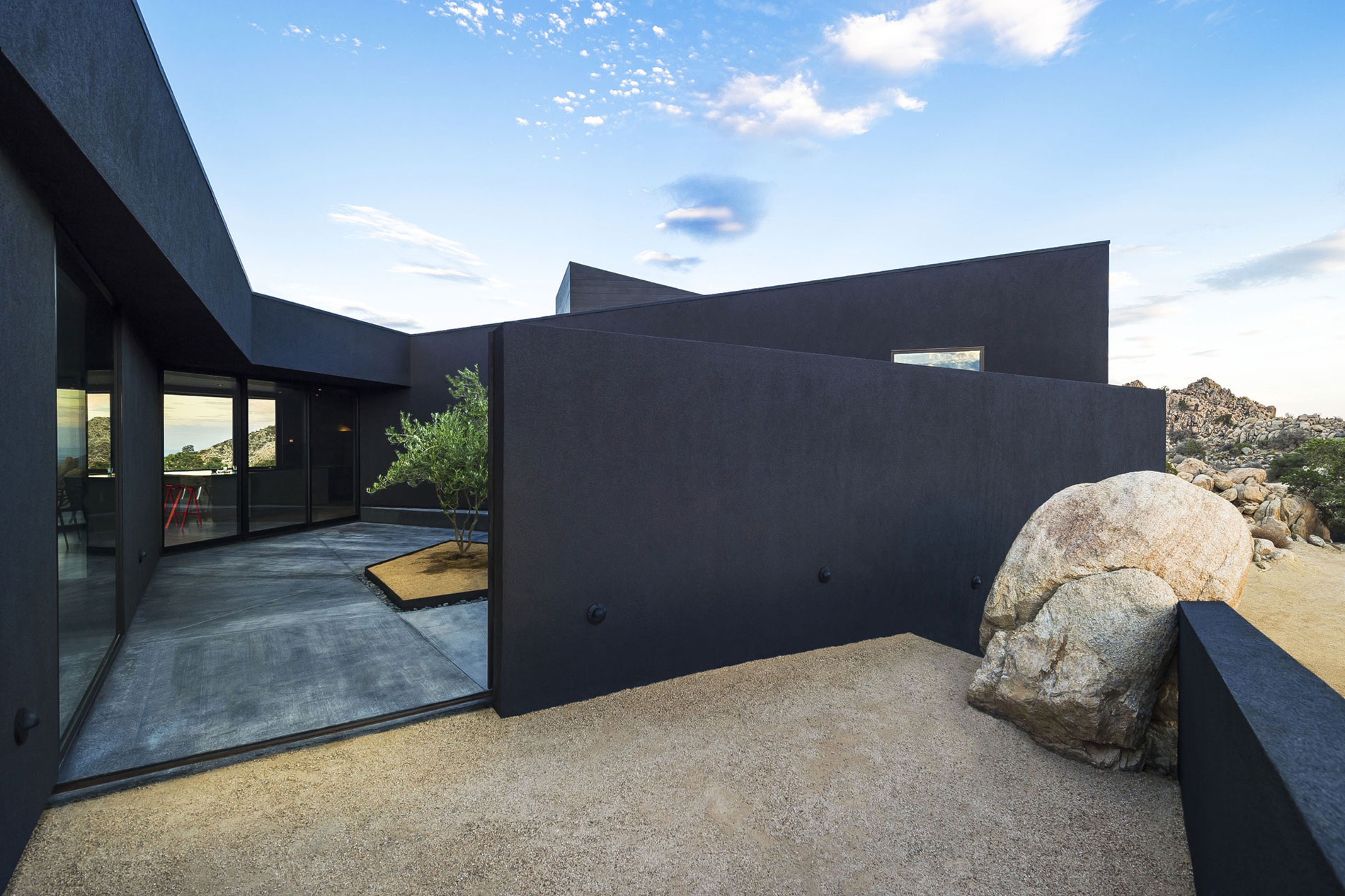 A Stunning Black Desert House with Stylish Interior and Exterior in Twentynine Palms by Oller & Pejic Architecture (12)