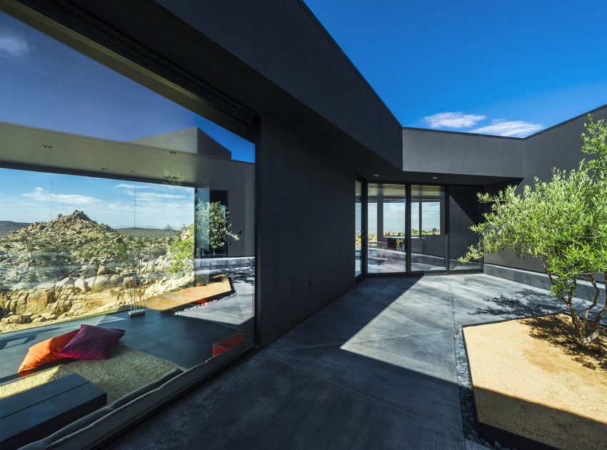 A Stunning Black Desert House with Stylish Interior and Exterior in Twentynine Palms by Oller & Pejic Architecture (13)