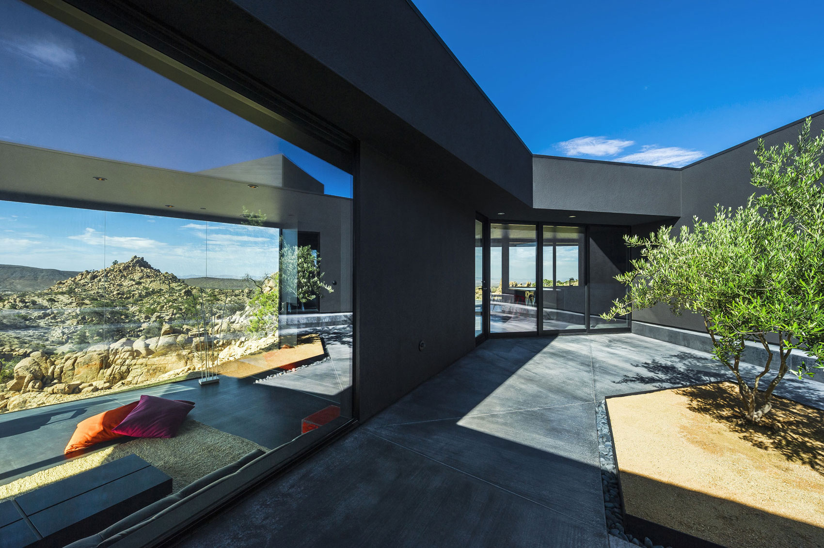 A Stunning Black Desert House with Stylish Interior and Exterior in Twentynine Palms by Oller & Pejic Architecture (13)