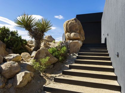 A Stunning Black Desert House with Stylish Interior and Exterior in Twentynine Palms by Oller & Pejic Architecture (15)