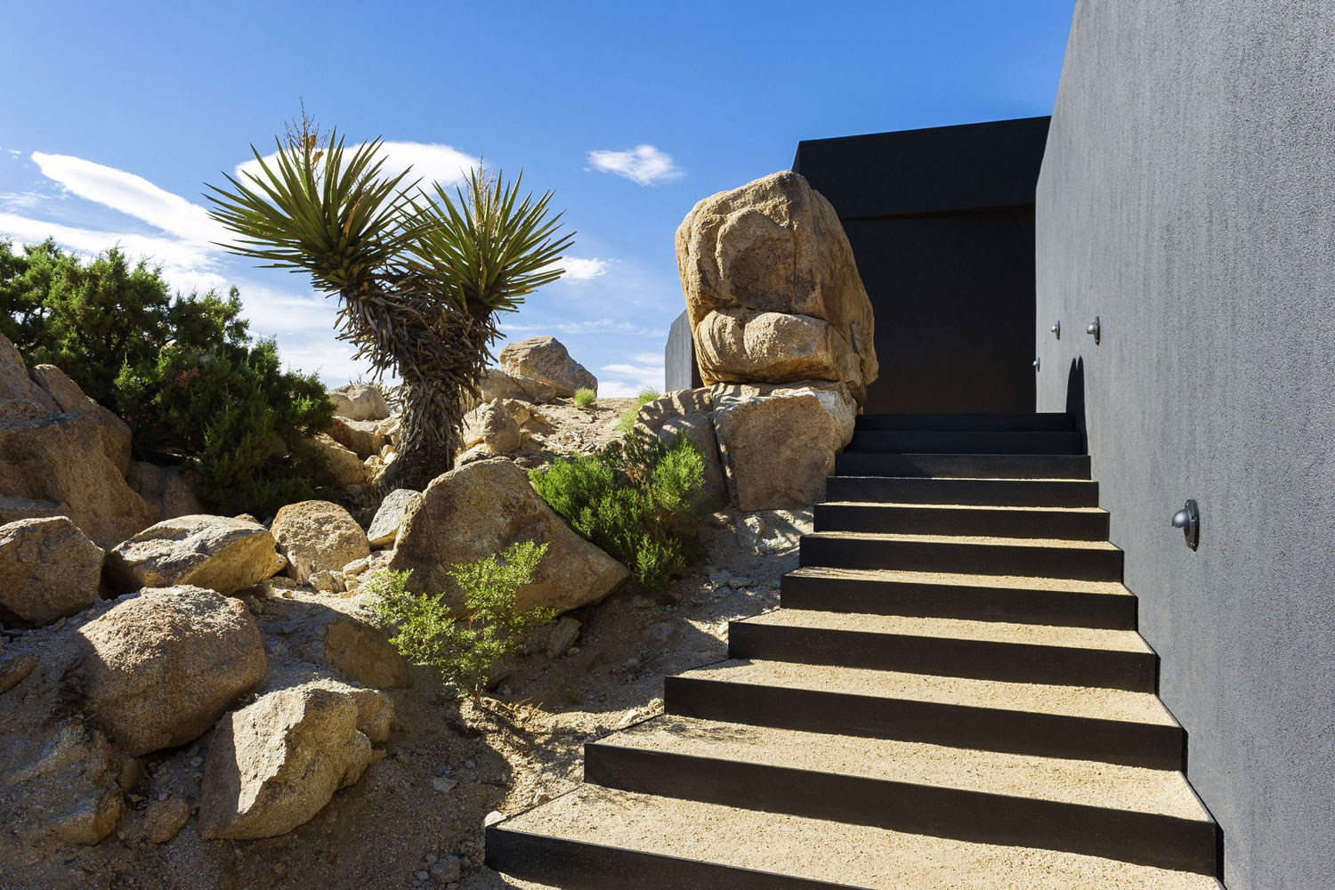 A Stunning Black Desert House with Stylish Interior and Exterior in Twentynine Palms by Oller & Pejic Architecture (15)