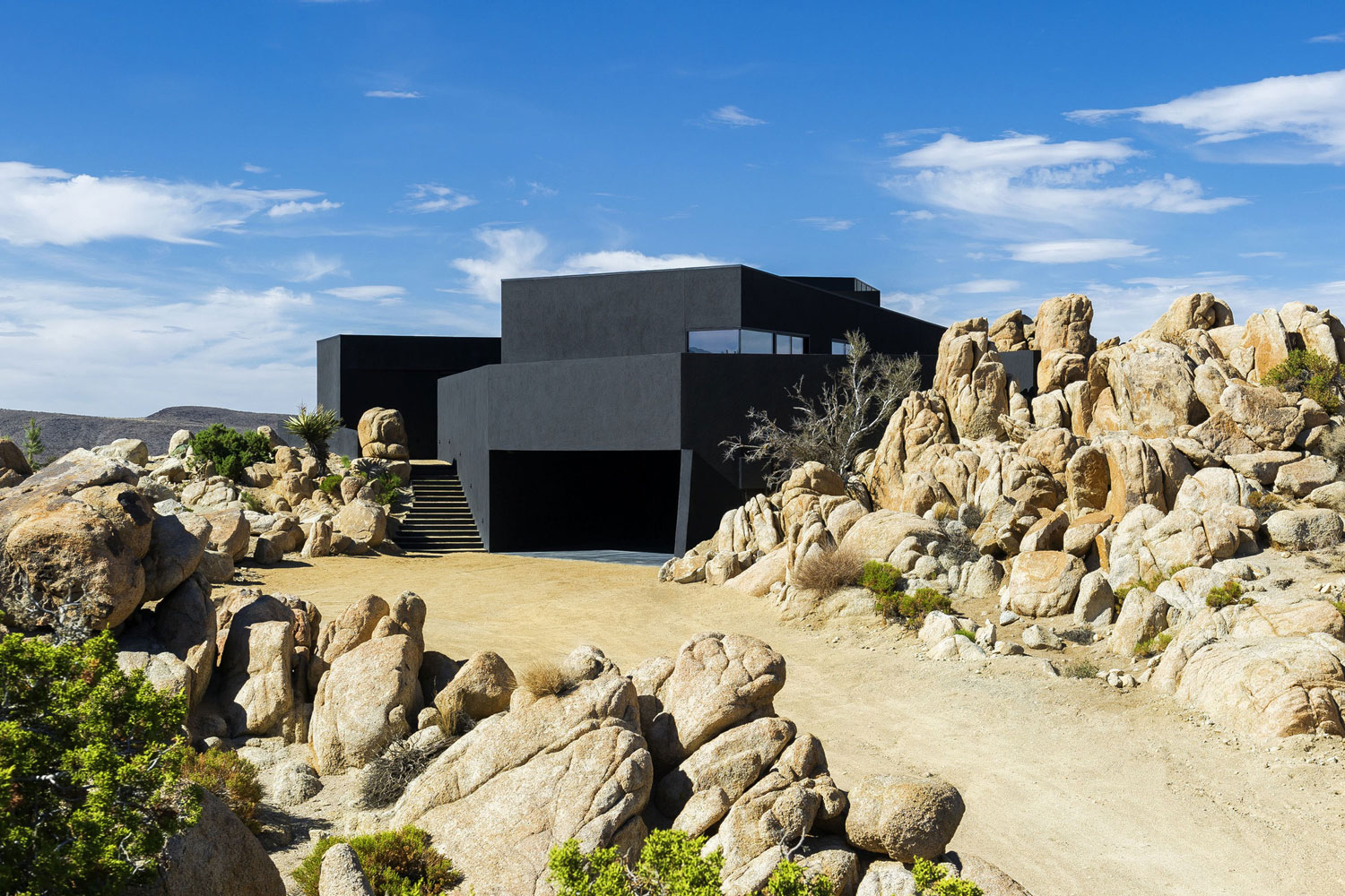 A Stunning Black Desert House with Stylish Interior and Exterior in Twentynine Palms by Oller & Pejic Architecture (2)