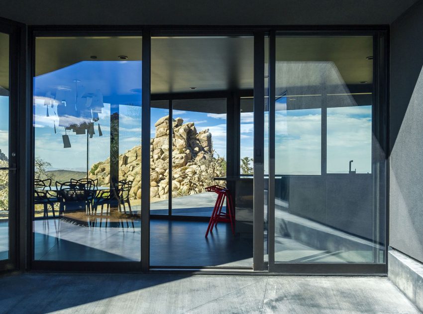 A Stunning Black Desert House with Stylish Interior and Exterior in Twentynine Palms by Oller & Pejic Architecture (21)