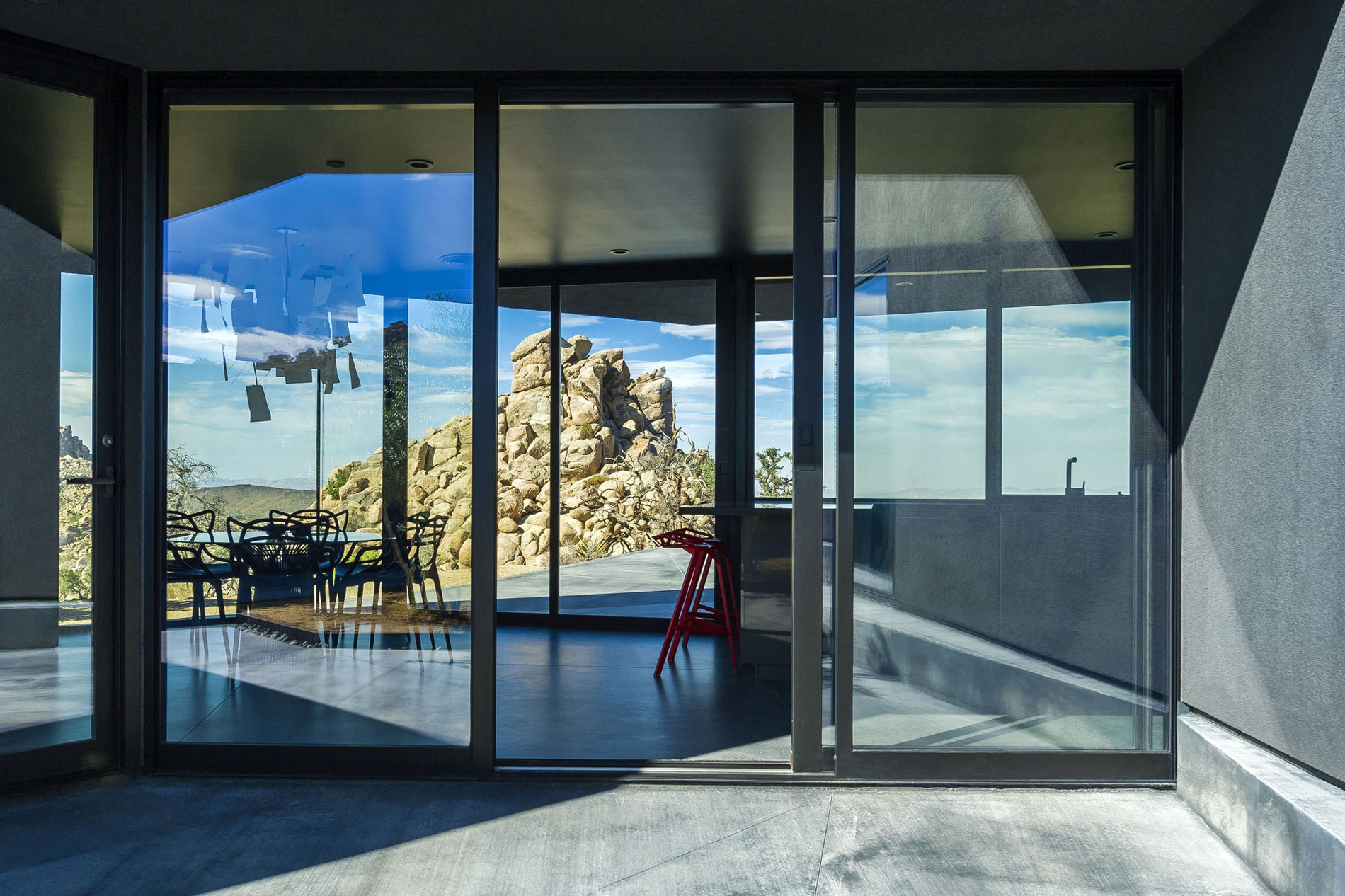 A Stunning Black Desert House with Stylish Interior and Exterior in Twentynine Palms by Oller & Pejic Architecture (21)