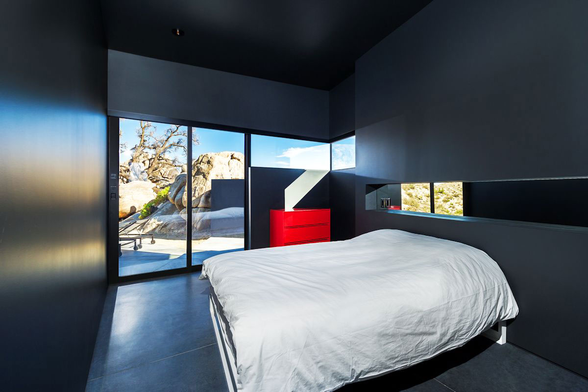 A Stunning Black Desert House with Stylish Interior and Exterior in Twentynine Palms by Oller & Pejic Architecture (24)