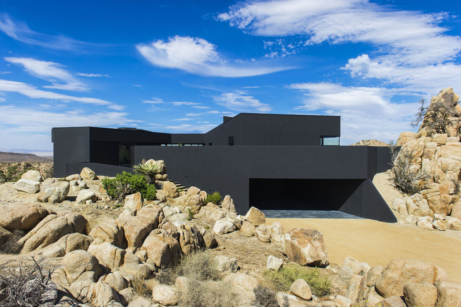 A Stunning Black Desert House with Stylish Interior and Exterior in Twentynine Palms by Oller & Pejic Architecture (3)