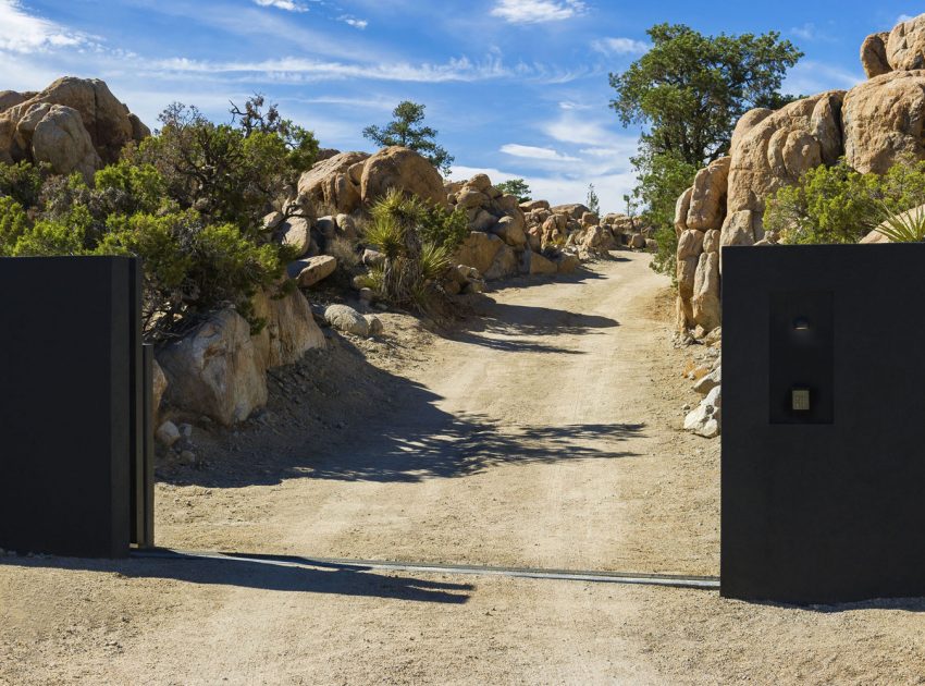 A Stunning Black Desert House with Stylish Interior and Exterior in Twentynine Palms by Oller & Pejic Architecture (31)