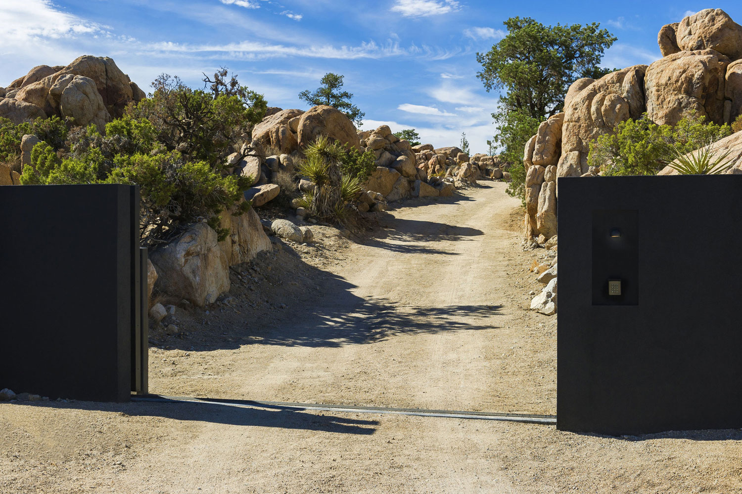 A Stunning Black Desert House with Stylish Interior and Exterior in Twentynine Palms by Oller & Pejic Architecture (31)