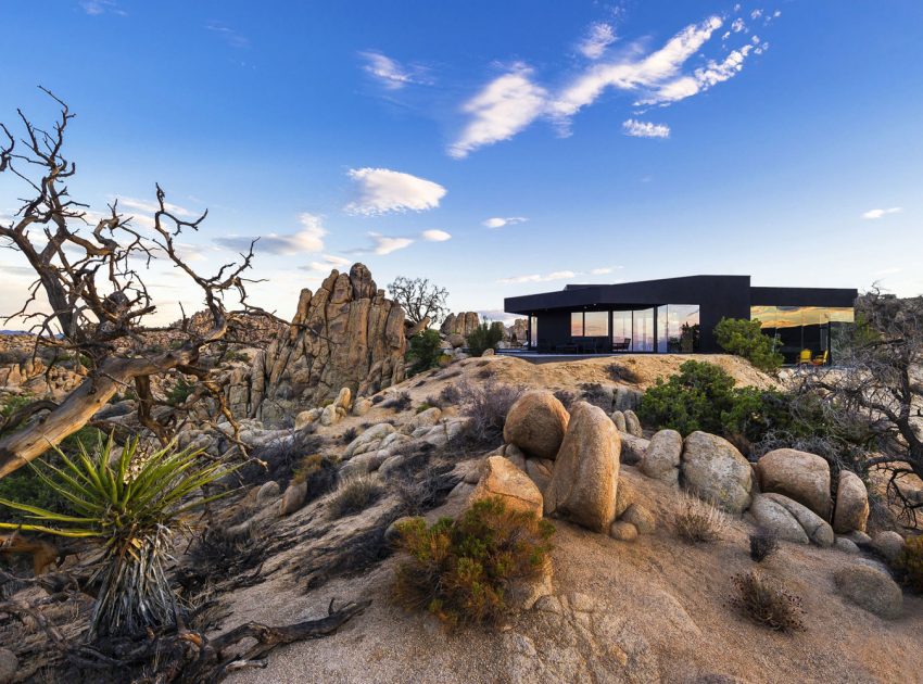 A Stunning Black Desert House with Stylish Interior and Exterior in Twentynine Palms by Oller & Pejic Architecture (32)