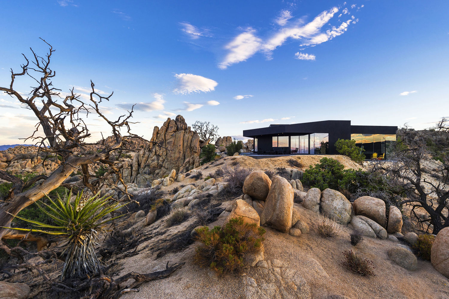 A Stunning Black Desert House with Stylish Interior and Exterior in Twentynine Palms by Oller & Pejic Architecture (32)