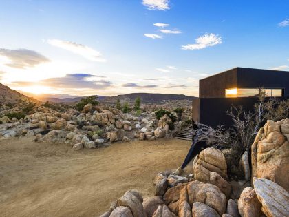 A Stunning Black Desert House with Stylish Interior and Exterior in Twentynine Palms by Oller & Pejic Architecture (4)