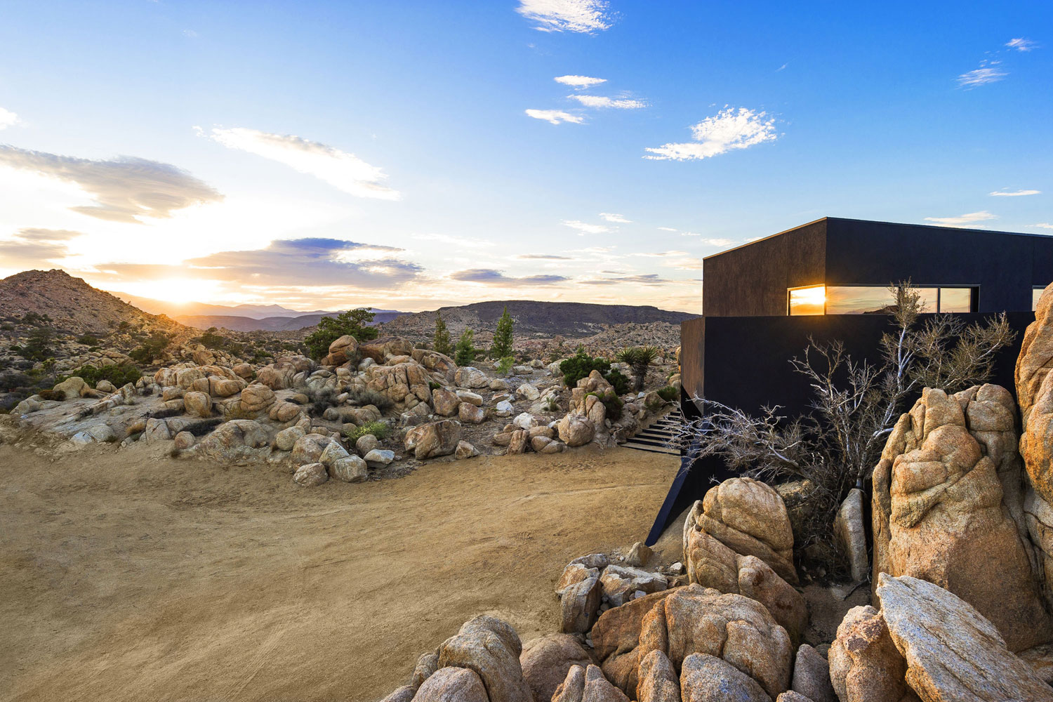 A Stunning Black Desert House with Stylish Interior and Exterior in Twentynine Palms by Oller & Pejic Architecture (4)