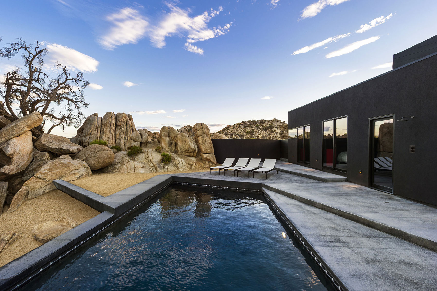 A Stunning Black Desert House with Stylish Interior and Exterior in Twentynine Palms by Oller & Pejic Architecture (7)