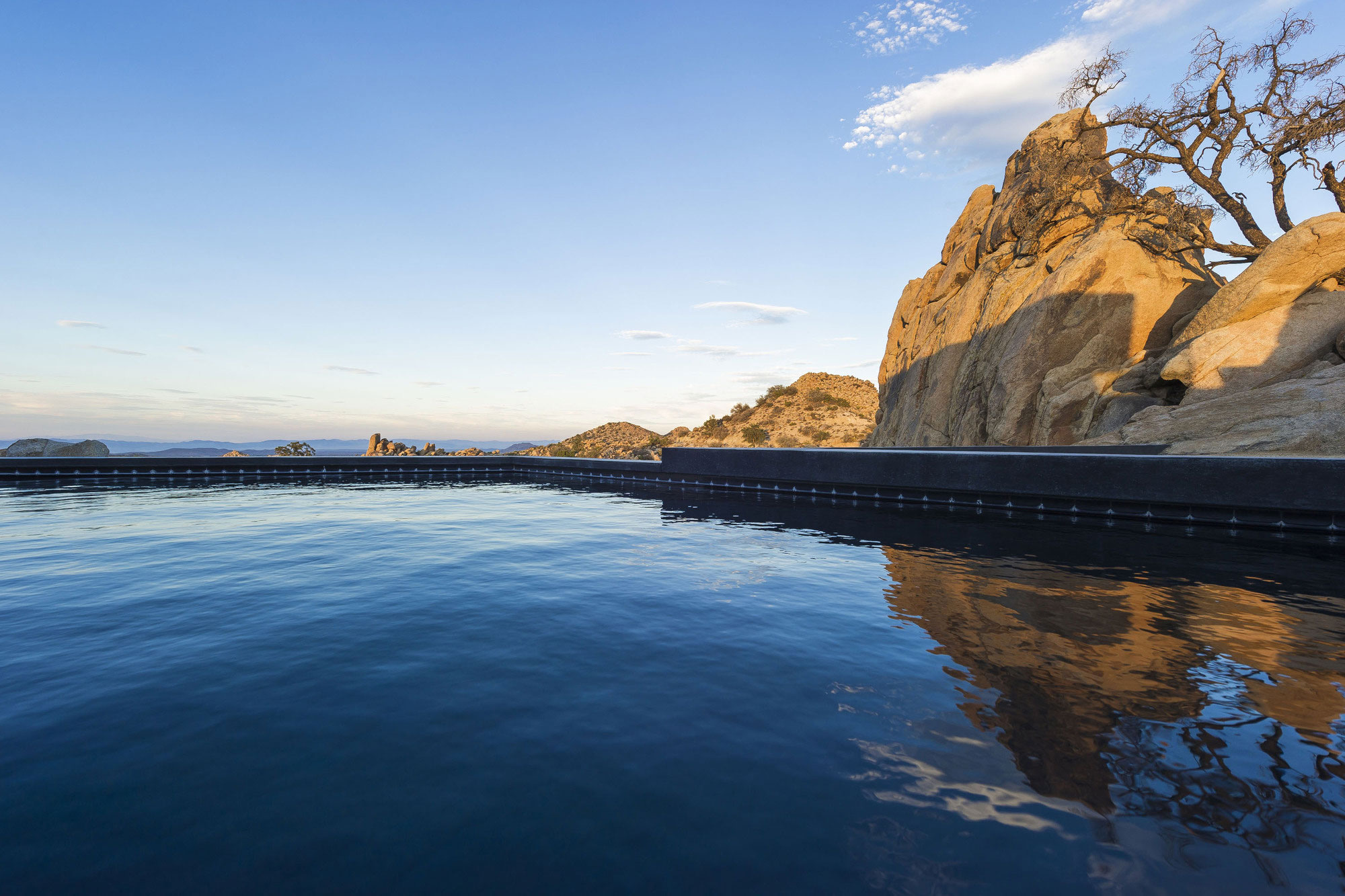 A Stunning Black Desert House with Stylish Interior and Exterior in Twentynine Palms by Oller & Pejic Architecture (9)