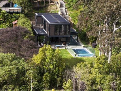 A Stunning Black Modern House with Glass Roof and Huge Windows in Auckland, New Zealand by BOX Living (2)