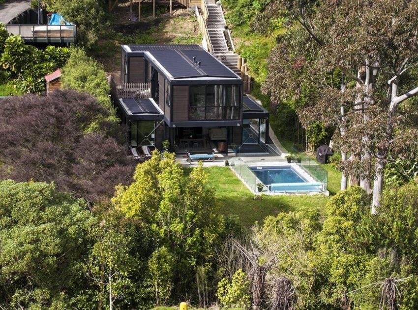 A Stunning Black Modern House with Glass Roof and Huge Windows in Auckland, New Zealand by BOX Living (2)