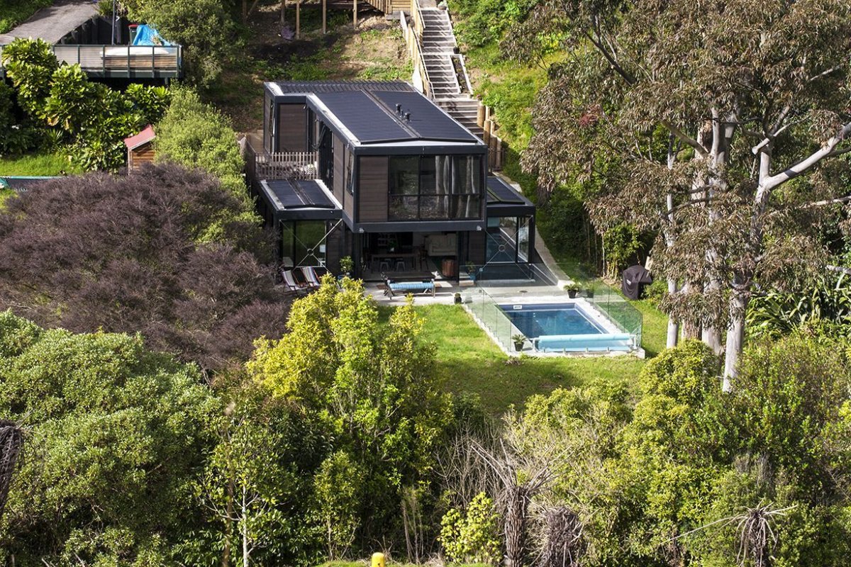 A Stunning Black Modern House with Glass Roof and Huge Windows in Auckland, New Zealand by BOX Living (2)